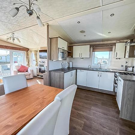 Beautiful Caravan With Decking Wifi At St Osyth Beach Holiday Park Ref 28077Dw クラクトン・オン・シー エクステリア 写真