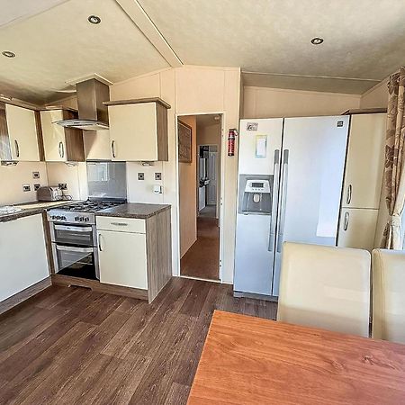 Beautiful Caravan With Decking Wifi At St Osyth Beach Holiday Park Ref 28077Dw クラクトン・オン・シー エクステリア 写真