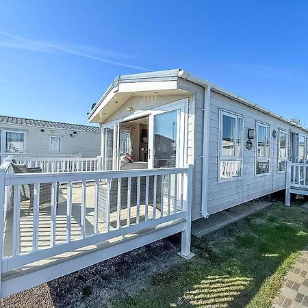Beautiful Caravan With Decking Wifi At St Osyth Beach Holiday Park Ref 28077Dw クラクトン・オン・シー エクステリア 写真