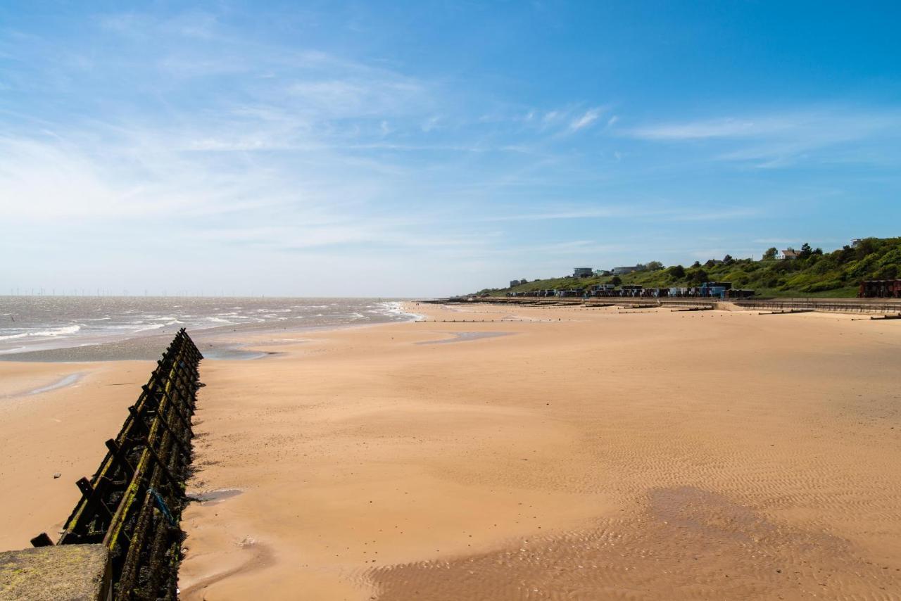 Beautiful Caravan With Decking Wifi At St Osyth Beach Holiday Park Ref 28077Dw クラクトン・オン・シー エクステリア 写真