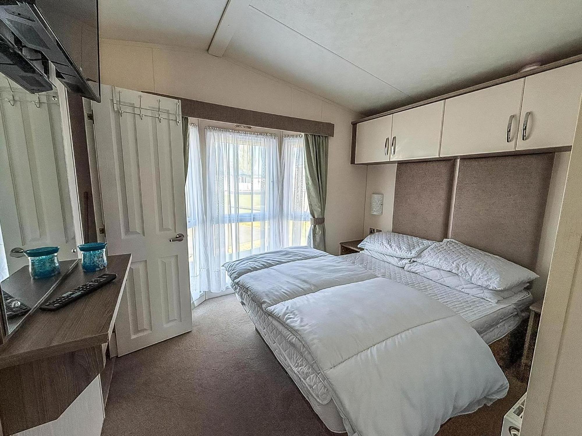 Beautiful Caravan With Decking Wifi At St Osyth Beach Holiday Park Ref 28077Dw クラクトン・オン・シー エクステリア 写真