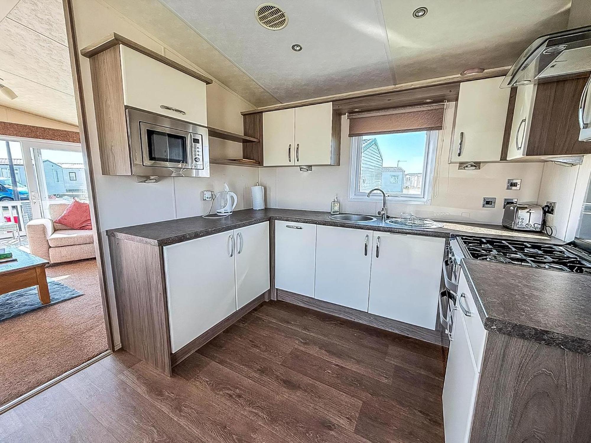 Beautiful Caravan With Decking Wifi At St Osyth Beach Holiday Park Ref 28077Dw クラクトン・オン・シー エクステリア 写真