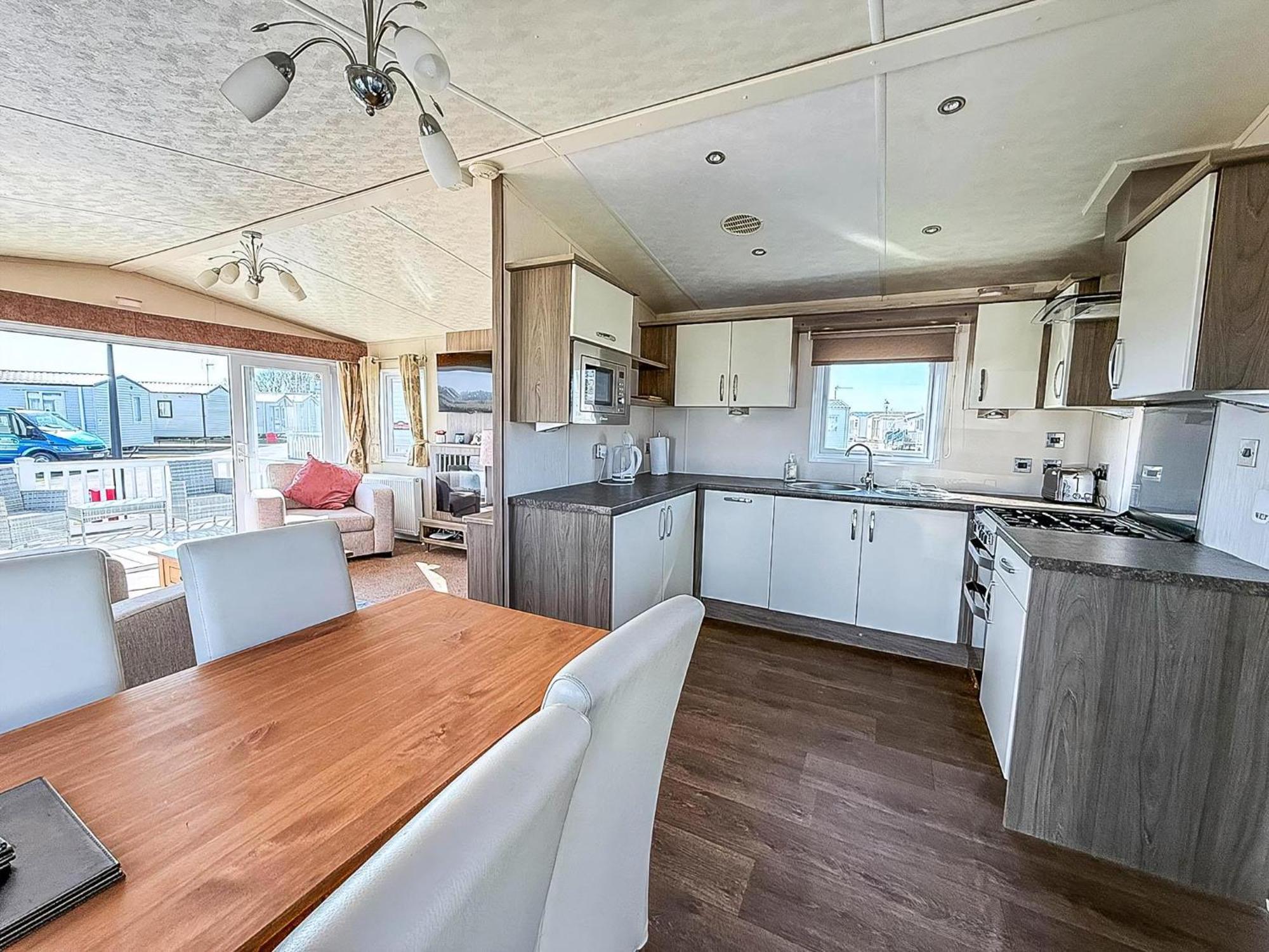 Beautiful Caravan With Decking Wifi At St Osyth Beach Holiday Park Ref 28077Dw クラクトン・オン・シー エクステリア 写真