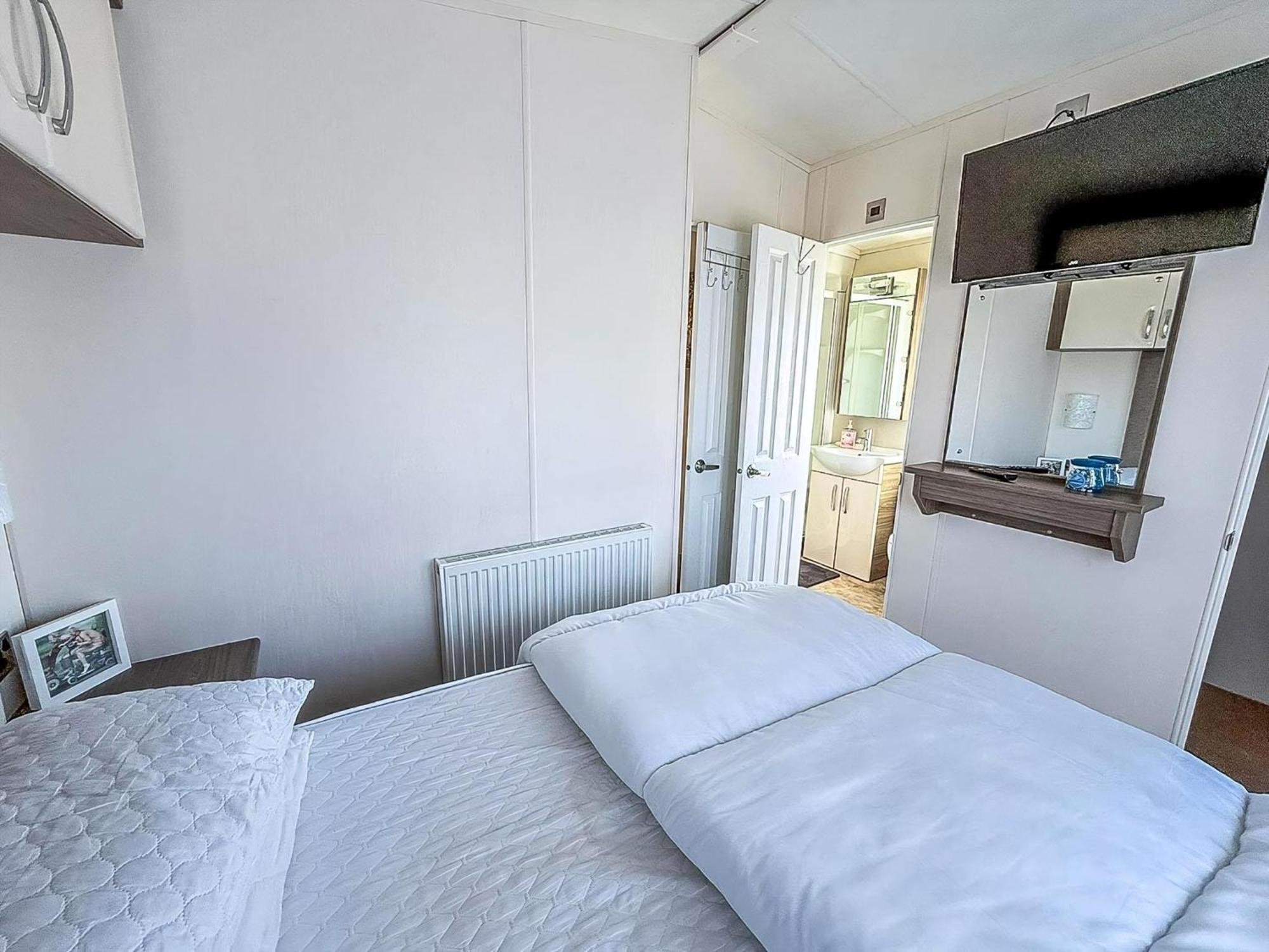 Beautiful Caravan With Decking Wifi At St Osyth Beach Holiday Park Ref 28077Dw クラクトン・オン・シー エクステリア 写真