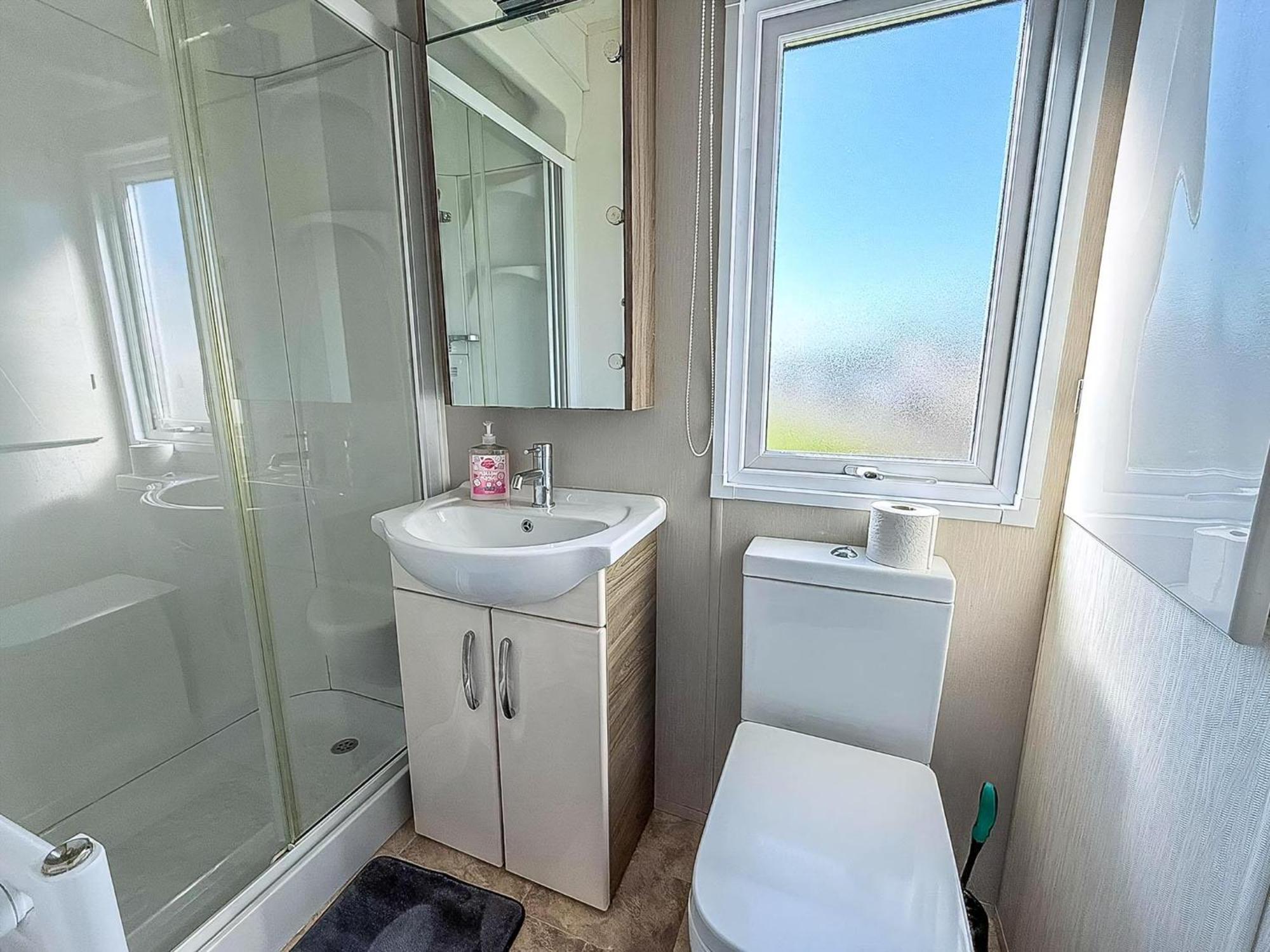 Beautiful Caravan With Decking Wifi At St Osyth Beach Holiday Park Ref 28077Dw クラクトン・オン・シー エクステリア 写真