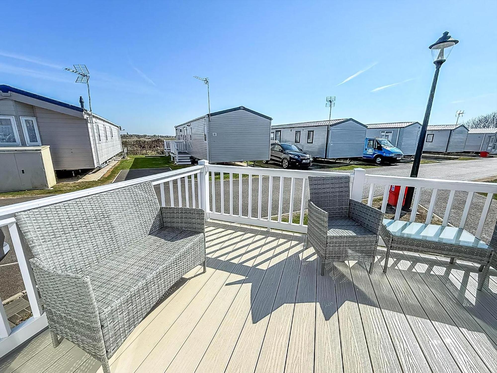 Beautiful Caravan With Decking Wifi At St Osyth Beach Holiday Park Ref 28077Dw クラクトン・オン・シー エクステリア 写真