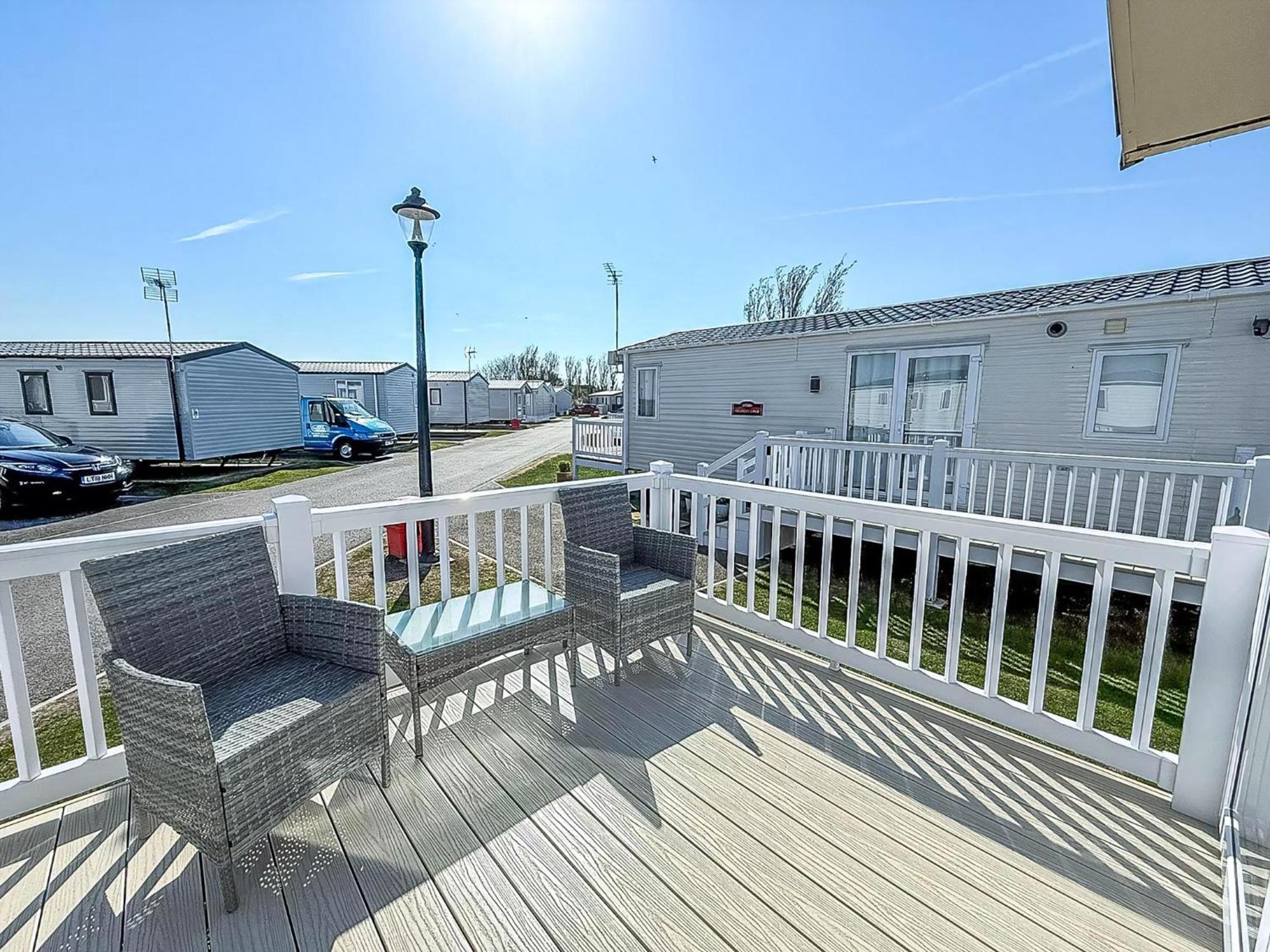 Beautiful Caravan With Decking Wifi At St Osyth Beach Holiday Park Ref 28077Dw クラクトン・オン・シー エクステリア 写真