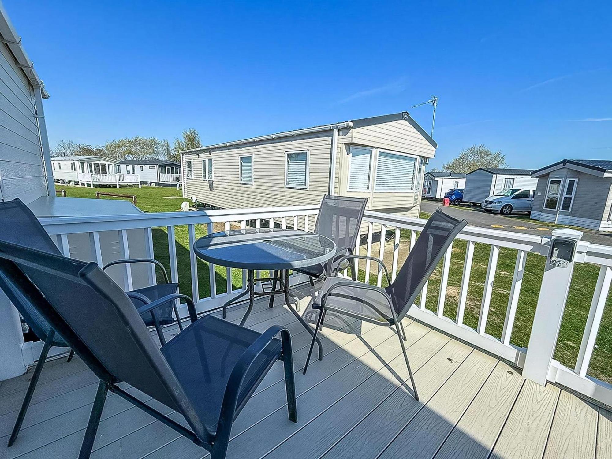 Beautiful Caravan With Decking Wifi At St Osyth Beach Holiday Park Ref 28077Dw クラクトン・オン・シー エクステリア 写真