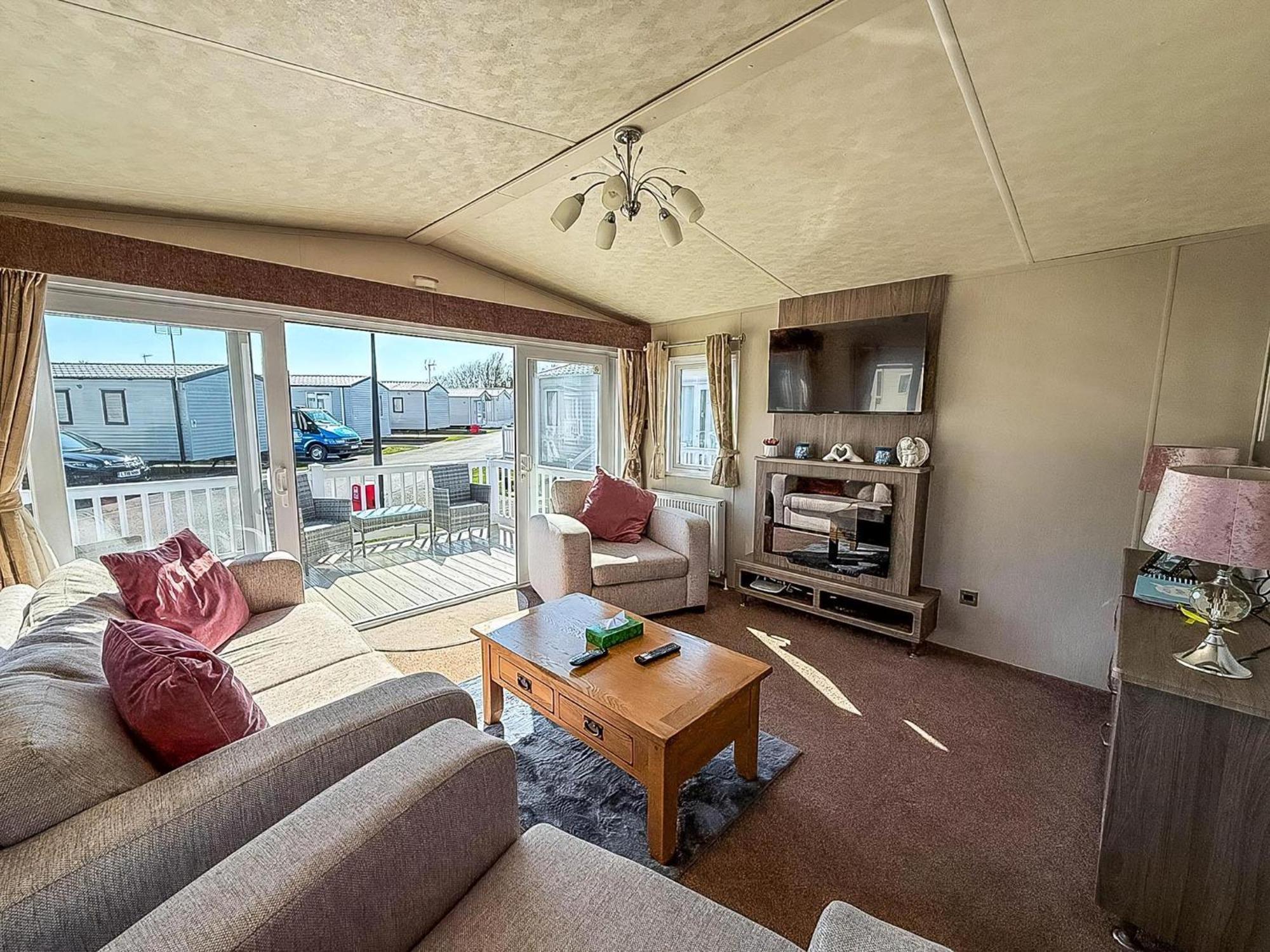 Beautiful Caravan With Decking Wifi At St Osyth Beach Holiday Park Ref 28077Dw クラクトン・オン・シー エクステリア 写真